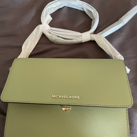 A NWT Micheal Kors purse ! - Picture 1 of 4